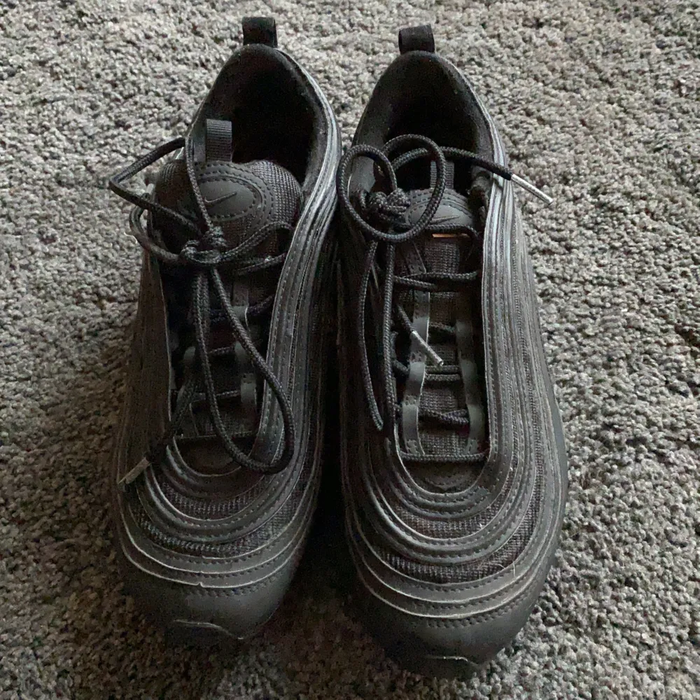 Säljer ett par Nike 97:or, köpte för 1 945kr på Zalando. Använda en del men inga slitskadot utom att skosnöret har gått upp lite på ena skon men det går lätt att fixa med tejp eller hacks på youtube. Säljer pågrund av att de är för små för mig! Kommer även tvätta skorna innan de säljs! . Skor.