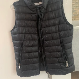 Mango dunväst - Väst fr Mango, bra skick. Storlek M men passar mindre också☺️, jag är vanligtvis S och den har suttit bra på mig. 180 + frakt eller högsta bud 🥰