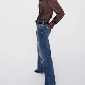 Nye jeans’ - Ett par helt nya, skitsnygga jeans bilderna är så orättvisa både på modellen och på mig, normalt midjade långa jeans (som kan klippas) med ett hål i knät! Sälja för att jag köpte sista storleken som fanns kvar som var aldelles för små på mig❤️ nypris 400kr slutsålda överallt! Modell: prenuium 90’s full length i fall blue. Budgivning sker privat 