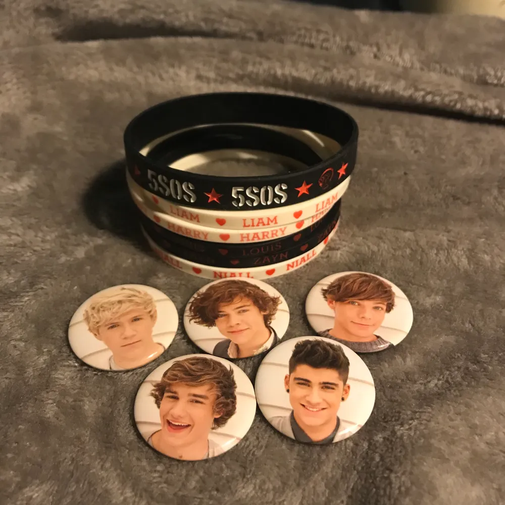 Säljer flera olika one direction merchandise från 2012. 5 ot5 pins. 5 ot5 armband. Ett 5so armband. Olika slags klistermärken. Samlarbilder, de stora har deras signaturer på och det finns två av varje medlem 0t5.  100kr för allt eller så är det olika priser på allt. Du betalar frakt eller möts upp. . Övrigt.