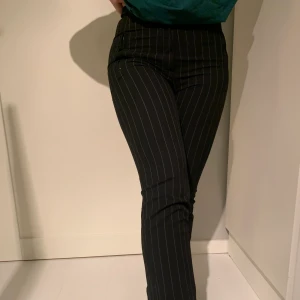 Byxor - Säljer svarta byxor med vita ränder från Weekday. Stl 36. Säljer pga för små.