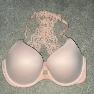 rosa bh - säljer denhär super fina bhn i storleken D70, den är knappst använd och är verkligen jätteskönt material