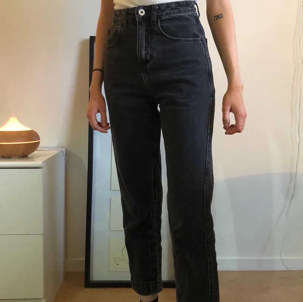 Exklusiva gråsvarta mom jeans från Collusion (x006) som nu är slutsålda på ASOS. Lägre pris pga litet hål bredvid ena bakfickan som jag sytt ihop (se bild 3).. Jeans & Byxor.