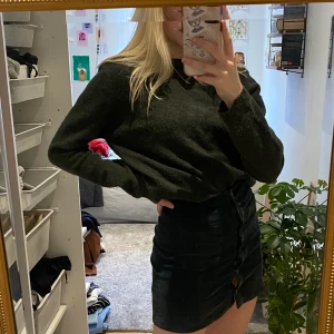 Grön tjocktröja - En grön tjocktröja från Bondelid i storlek M men skulle säga att den är mer S.