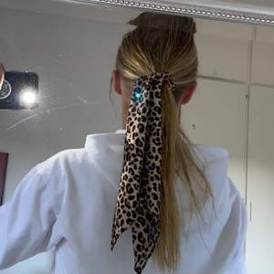 Populär scarftofs från Zara i leopard mönster🐆 , endast använd några gånger så i nyskick🥰