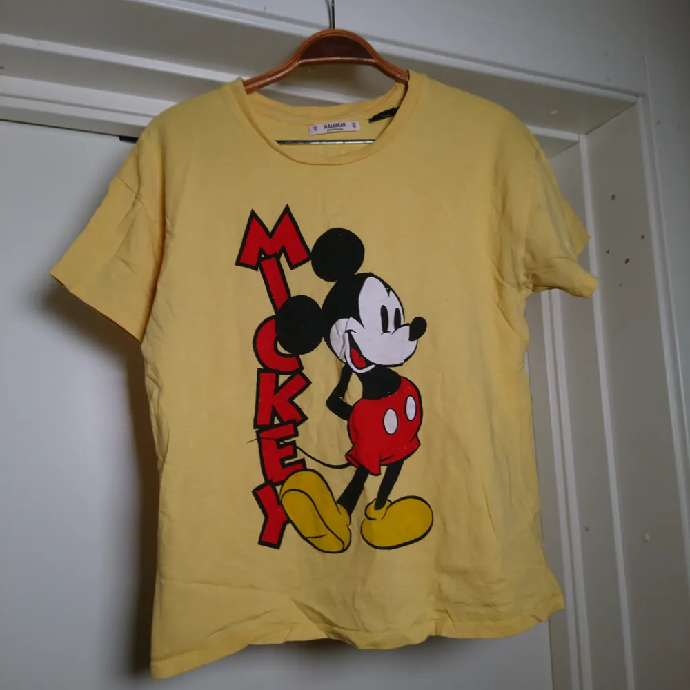 T-shirt med Mickey-tryck från Pull&Bear 🌹. T-shirts.