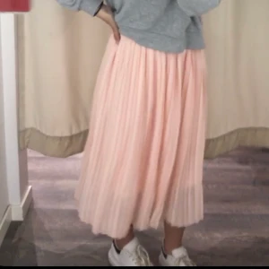 Plisserad kjol - Drömmigaste kjolen från NA-KD! Köpt i sommars och säljer då jag tyvärr inte fått någon användning av den☺️nypris 500 kr