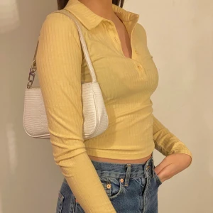 Gul tröja! - Inklusive frakt!