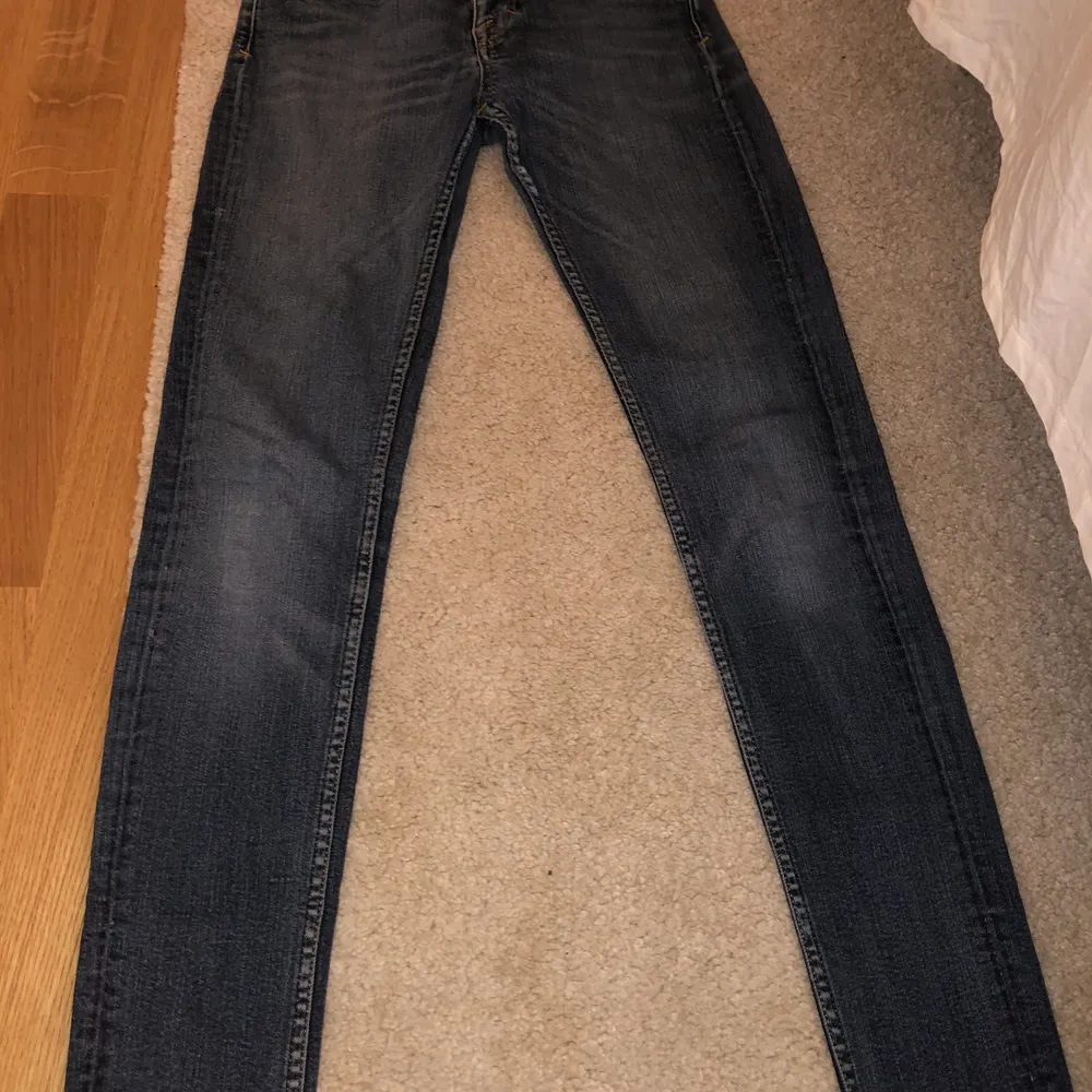 Detta är ett par äkta tiger of sweden jeans, dom har en riktigt fin färg och passform, ordinarie pris 1000kr när jag köpte dom så jag säljer dom för halva priset. Tror att de är storlek S om jag inte mina fel.     Som man ser på ena sidan så har en av dom som håller skärp gått av. Men de kan man sy fast.  Använd 4 gånger Max . Jeans & Byxor.