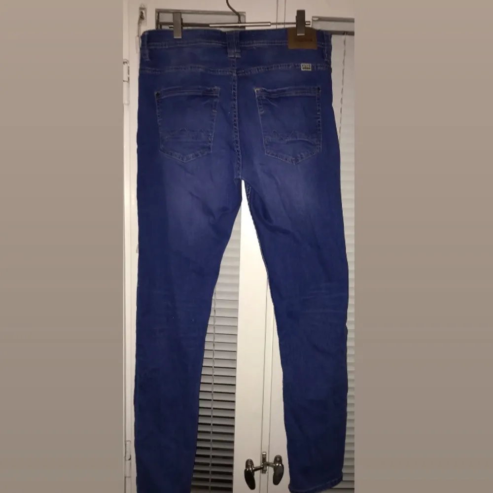 Ljusblåa jeans i märket Blend, knappt använda. I väldigt bra skick, fräscht använd och inga problem.  Tar helst kontanter. (Priset kan diskuteras vid snabbaffär) . Jeans & Byxor.