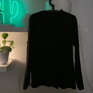  tröja med trekvartspolo  - supermjuk tröja i stretch köpt på second hand! skicka dem om du vill ha fler bilder💫 alla kläder tvättas och sprayas med washologi innan de skickas🍄