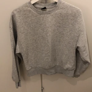 Tröja storlek xs - Grå tröja från Ginatricot 80kr
