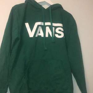 Grön Vans hoodie i storlek Medium. Tvättas självklart innan den skickas, kan mötas upp i Stockholm. (Köptes för 500)
