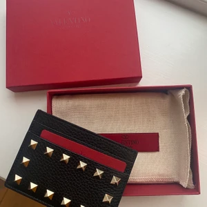 Valentino Korthållare - Säljer en svart korthållare från Valentino köpt på NK i julklapp. Helt ny och oanvänd säljer då jag inte hann byta i butik🥰