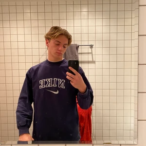Vintage Nike sweatshirt Large - Skitsnygg Nike tröja som jag säljer för den inte satt som jag ville på mig. Storlek Large i herr, jag är själv 180 så du kan bedöma passformen själv. Köpte den häromdagen av en instagramsäljare, två av bilderna är därifrån.🥰                                                   Högst budande får den, startar på 900!