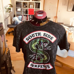 Säljer en riverdale tröja! - En super cool tröja köpt i Australien💗! (Magtröjak) finns inte i Sverige!! 💗💗Är inte sönder eller något! 💗Jag står inte för postens strul.