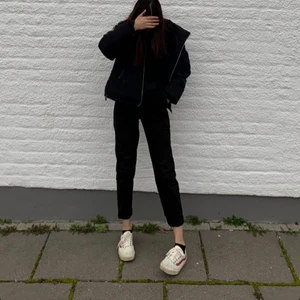 Svarta jeans  - Svarta jeans byxor. Super sköna att ha på sig som! Köparen står vid frakt! Storleken är S och jag säljer den för 70kr 