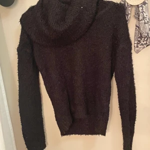 Stickad tröja  - Jättefin mysig lurvig stickad tröja med stor polo. 