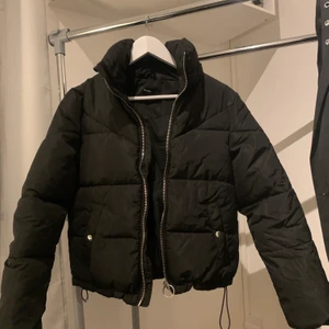 Vinterjacka från Bershka  - Fodrad vinterjacka i svart, går att justera längst ner för att få den mer croppad/tightare. I väldigt bra skicka, knappt använd. Silverdetaljer
