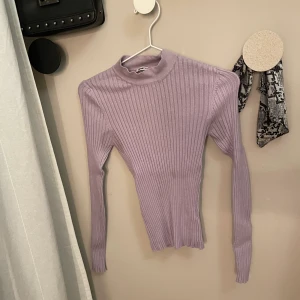 Stickad tröja  - Ljuslila tunn stickad tröja. Från Gina Tricot, knappt använd fint skick. 