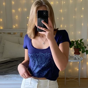 T-shirt med tryck - Så himla fin marinblå t-shirt med tryck och detalj på ryggen 😫💓💓 jag på bilden brukar ha XS i toppar