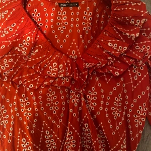 Zara blus💕 - Blus från Zara som aldrig är använd!💕 prislapp kvar, STORLEK M, men funkar för S och XS också💕