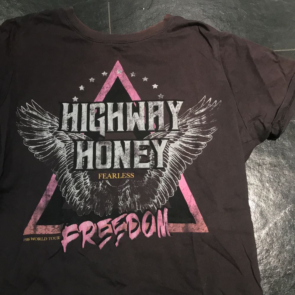 Fina t shirts med tryck från ginatricot, alla i storlek S förutom den militärgröna som sägs vara i XS men den ser identisk ut i storleken som de andra. Fint skick! Inga hål eller fläckar!💕. 1 t-shirt = 70kr + frakt(30kr) 2 t-shirts = 120kr + frakt(30kr) Alla t-shirts = 190kr + frakt(66kr). Skriv om du kan tänka dig köpa billigare så ordnar vi de!. T-shirts.
