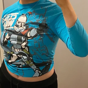 Star wars tröja ✨ - Säljer den här coola tröjan ☆*:.｡. o(≧▽≦)o .｡.:*☆  den som budar högst får den💙 skriv privat för fler bilder🙈