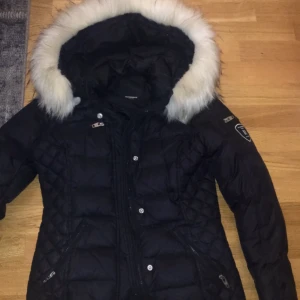 Rock n blue jacka strl 34 - En kort rock n blue jacka vit päls. Den börjar bli för liten så ska sälja den nu. Skriv för mer bilder och detaljer. Buda från 1500kr och uppåt