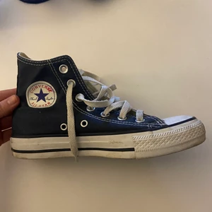 Converse - Coola blåa converse all star high. Inte använda så mycket dock har loggan smetats ut lite på båda skorna, men det är inget man tänker på så mycket. Säljer då de är för små för mig! Frakt tillkommer🤍