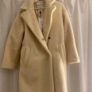 Kappa - jätte fin ”Teddy” kappa från NAKD. Slutar ungefär 10 cm nedanför knäna