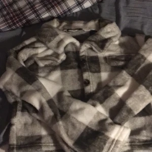 En mysig kofta från SHEIN🤩 - Original pris ca 200kr nästan inte använd alls. Skriv till mig om du har frågor.😁