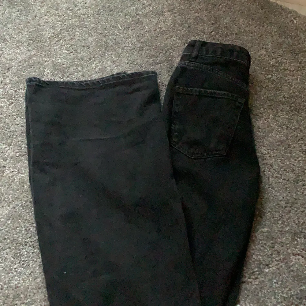 Ett par svarta wida jeans. Jag är 155 och dem är jätte  långa på mig! Använda ca 2 gånger och är i väldigt bra skick. Anledningen då varför jag säljer dem är för att dem är då väldigt långa!🙁💕. Jeans & Byxor.