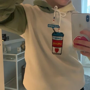 En hoodie från shein i storlek s - Denna hoodie är aldrig använd och är i jätte bra skick. Det är ett tryck i mitten som är en liten kaffe kopp som de står sweet dreams på🥰 köparen står för frakten. Man kan även få själva shein påsen.