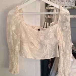 Tröja med spets🤍 - Tröja som aldrig använts bara testat. Jätte fin spets tröja som ja skulle ha till ett tillfälle som aldrig blev av. Köpare står för frakten📦 bättre bilder kan fås privat