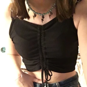 Fest topp/linne - Säljs på grund av dålig användning. Stl M men passar mig som är S. Man kan styra hur man vill att den ska sitta med själv av banden på axlarna och snörena☺️💕köpare står för frakten📦