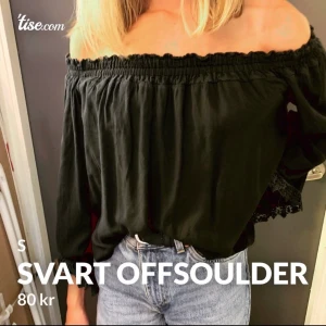 Svart offsoulder - Bred i armarna, svart spetts vid armarnas mudd. Väldigt lätt tyg väldigt vackert mitt i sommaren🍄