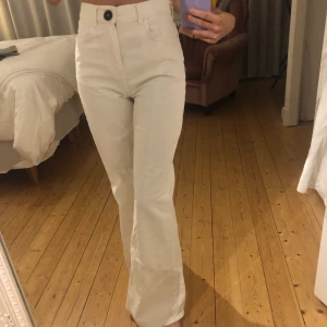 Vita jeans - Vita jeans i storlek xs/34 kommer inte ihåg vart jag köpt dem men tror de är från zara eller mango. Jag är 170 lång☺️