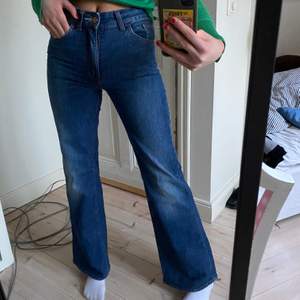 Skit snygga jeans från Acne som tyvärr är för små för mig. Storlek 26/32 och de är för korta på mig som är 174. Skulle säga att de passar 34 och 36 💖💞 Snygg passform! Köparen står för frakt!!! 😚🙏