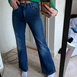 Acne jeans - Skit snygga jeans från Acne som tyvärr är för små för mig. Storlek 26/32 och de är för korta på mig som är 174. Skulle säga att de passar 34 och 36 💖💞 Snygg passform! Köparen står för frakt!!! 😚🙏