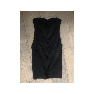 Klänning  - Svart klänning storlek XS, köptes i Schweiz och användes en enda gång 🤍