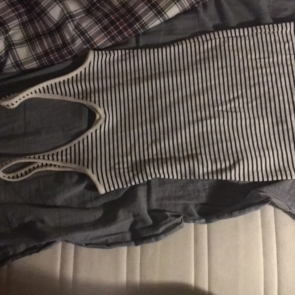 En vart vit randig klänning från HM😊