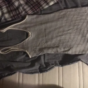 En vart vit randig klänning från HM😊 - Original pris ca 150kr om du har frågor skriv till mig🕶 (för stor för mig det är därför det inte är någon bild när jag har på mig den.)