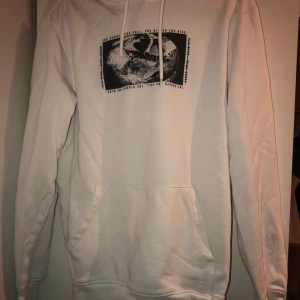 Vit Hoodie  - Märke: HM storlek: S använd-i gott skick// Tar bara emot swish