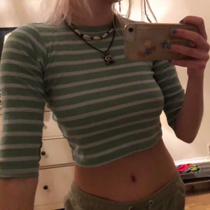Grön/vit randig magtröja - Grön/vit randig magtröja inköpt på secondhand! Jag tror att den är i barnstolen, men tycker den sitter snyggt på mig som är S. Kan mötas i Stockholm eller frakta, pris kan diskuteras!