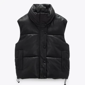 Skinnväst  - Intressekoll på min fina skinnväst ifrån zara, använd en gång så i nyskick. Säljes pga har en liknande. Passar mig som vanligtvis har 36. Priset är exkl frakt. Säljes vid bra bud. Bud atm 400 ink frakt