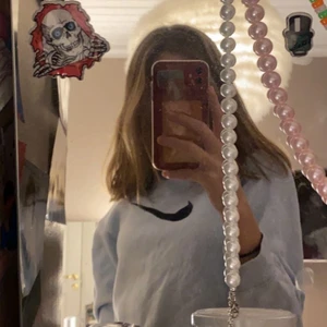 nike sweatshirt - jätte fin ljus blå nike sweatshirt! säljer för att den är för liten för mig som brukar ha s! inget fel på den förutom att de är en liten fläck över nike tecknet som inte går bort❤️ köparen står för frakt! SÄLJS IDAG om ingen budar högre en 200