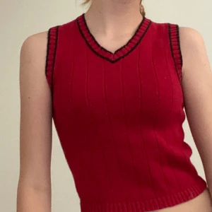 Jätte söt röd vest! - Super gullig röd vest! Messa innan du köper. BUDA I KOMMENTARENA!