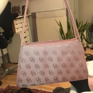 Rosa minibag - Väldigt y2k minibag som är hur söt som helst med dragkedja och många fack💓