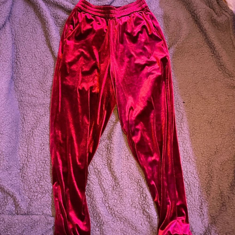 Röda velvet mjukisbyxor. Lite använda. Xs. Från bik bok. Fraktar eller möts upp o Sthlm. VILL BLI AV MED ALLT. Jeans & Byxor.